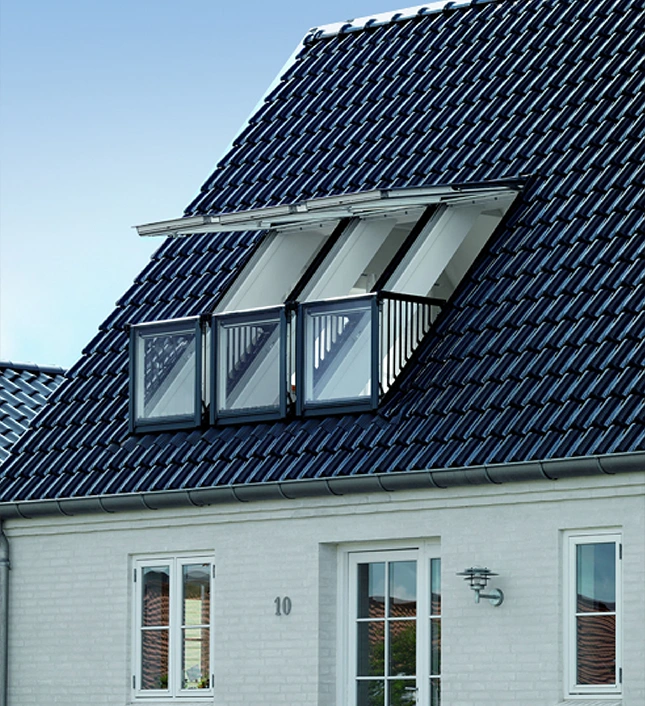 Frick_Holzbau_Dacharbeiten_Velux_Dachsanierung Dachsanierung mit Velux Cabrio Dachfenster – Frick Holzbau verwandelt Dachflächen in lichtdurchflutete Räume mit modernem Ausblick.