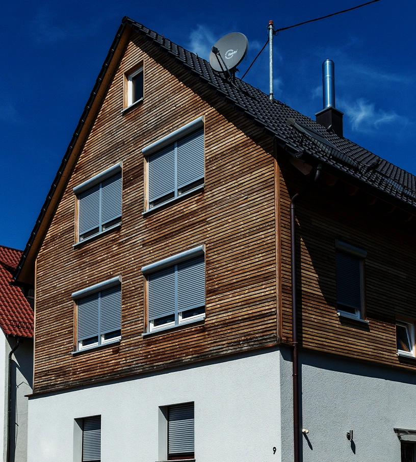 Frick_Holzbau_Referenzen_Aufstockung_Wohngebaeude_Fellbach Aufstockung eines Wohngebäudes mit Holzfassade in Fellbach – Frick Holzbau schafft neuen Wohnraum durch nachhaltige Bauweise in Holzrahmenkonstruktion.