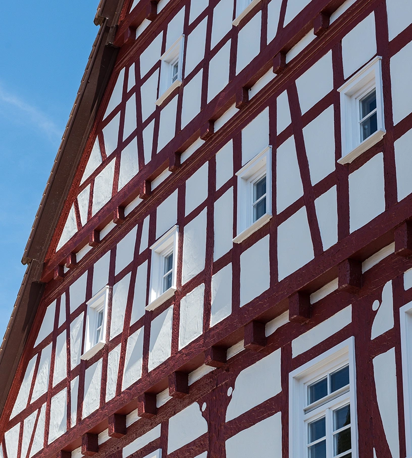 Frick_Holzbau_Referenzen_Fachwerkrestauration_Fellbach Detail einer restaurierten Fachwerkfassade in Fellbach – Frick Holzbau sichert den Erhalt historischer Bausubstanz mit traditioneller Handwerkskunst.