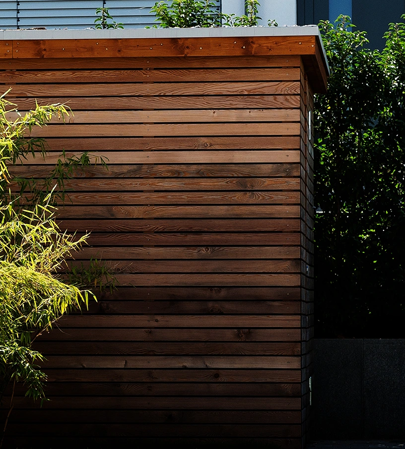 Frick_Holzbau_Referenzen_Geraeteschuppen_Sichtschutz Moderner Geräteschuppen mit horizontaler Holzverschalung und integriertem Sichtschutz – Frick Holzbau vereint Funktionalität und ästhetisches Design im Gartenbau.