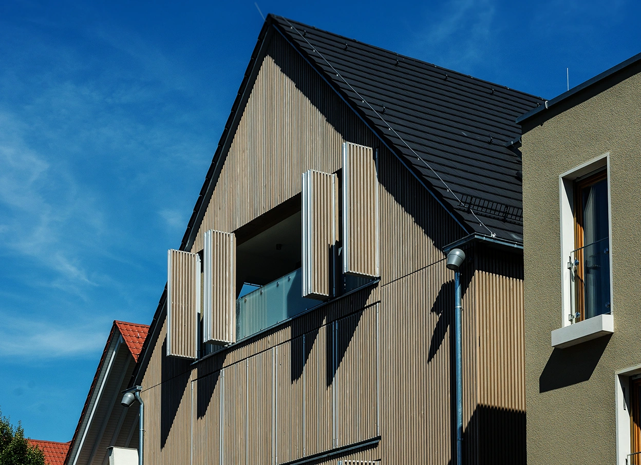 Frick_Holzbau_Referenzen_Holzfassade_Weisstanne Moderne Holzfassade aus regionaler Weißtanne mit vertikaler Lattung – Frick Holzbau realisiert nachhaltige Fassadengestaltung mit natürlichem Charakter.
