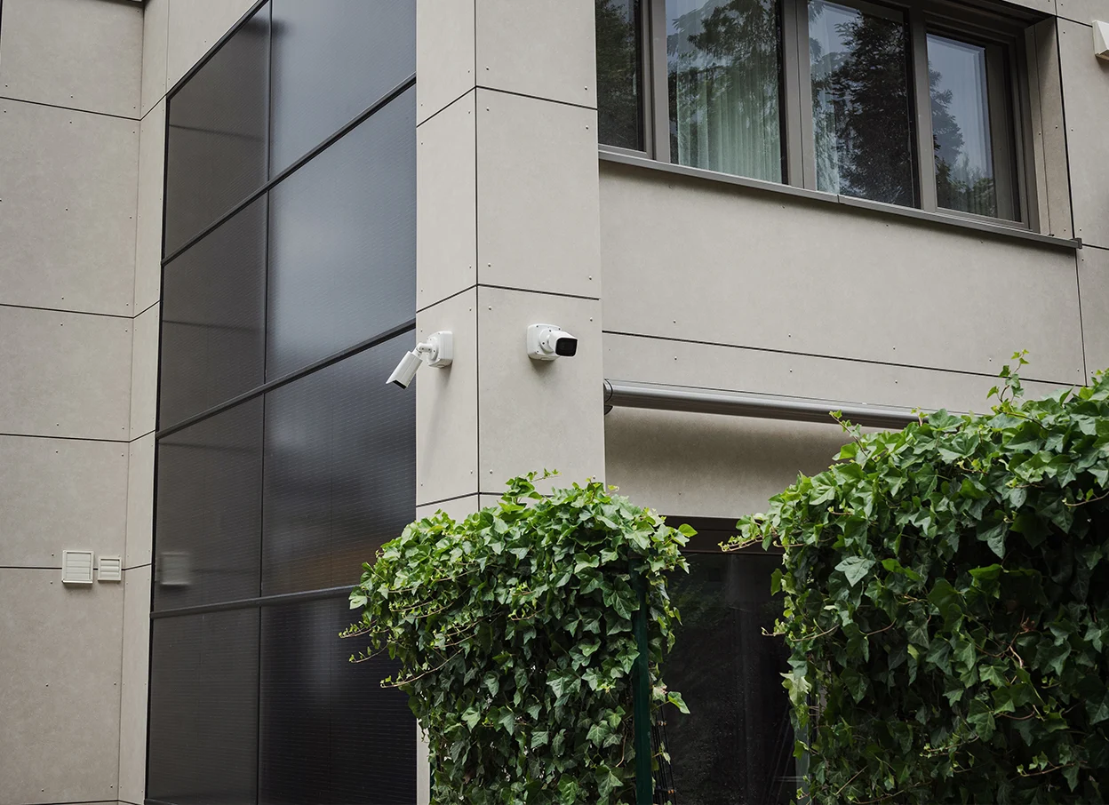 High Pressure Laminate-Fassade mit integrierter PV-Anlage