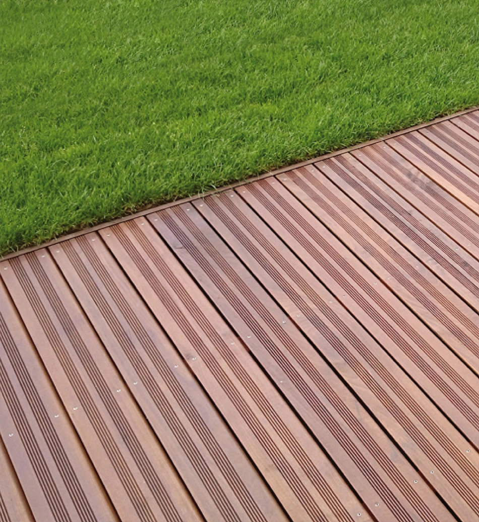 Terrassenbau in Fellbach mit geriffeltem Holzbelag – Frick Holzbau erstellt hochwertige und langlebige Holzterrassen für Garten und Außenbereich.